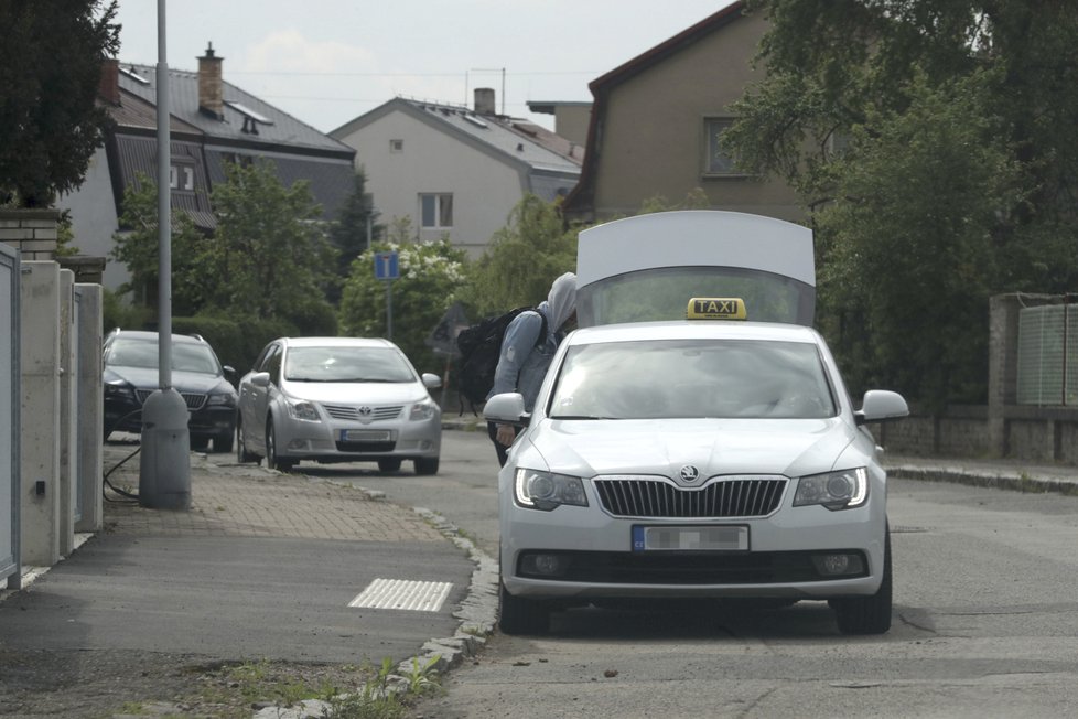 Prachař se rozhodl během manželské krize s Agátou vrátit domů. Přijel se svými kufry taxislužbou.