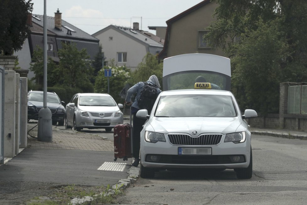 Prachař se rozhodl během manželské krize s Agátou vrátit domů. Přijel se svými kufry taxislužbou.