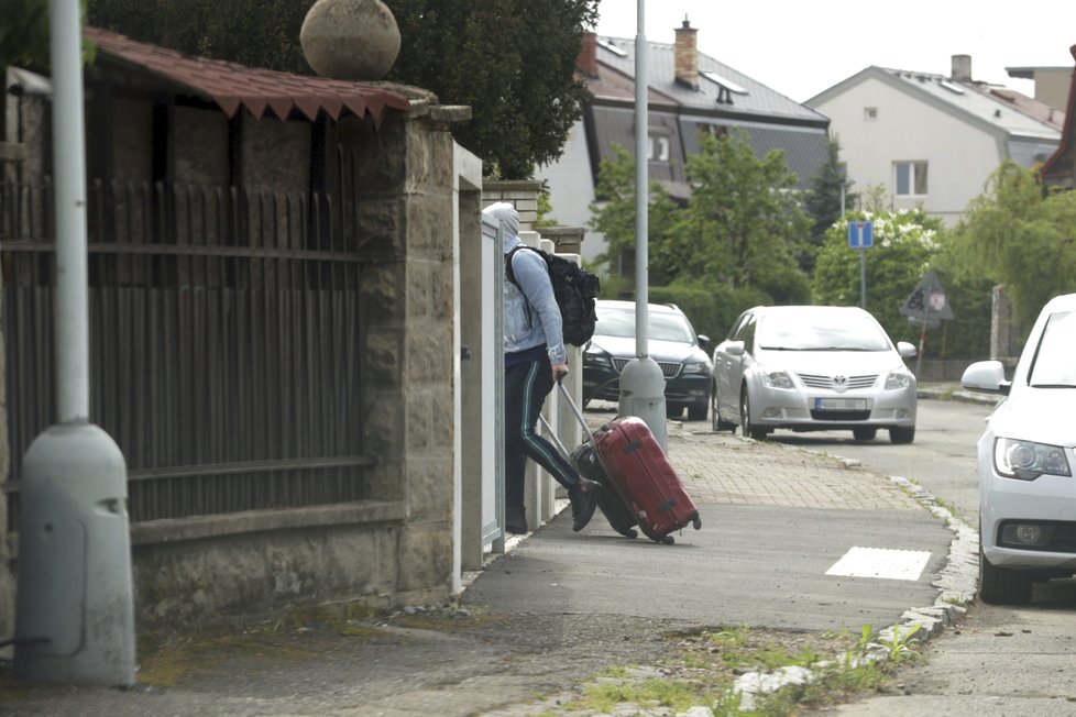 Prachař se rozhodl během manželské krize s Agátou vrátit domů. Přijel se svými kufry taxislužbou.