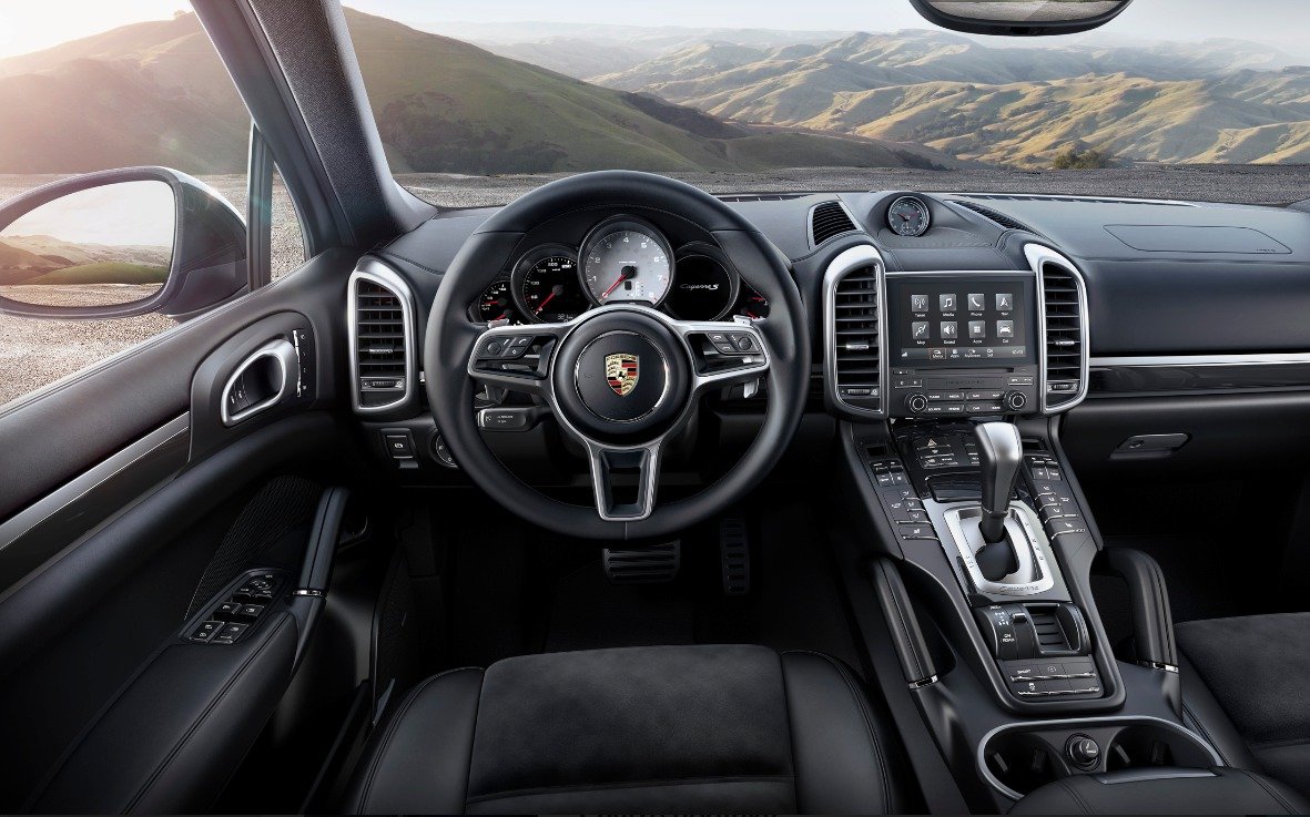 Palubní deska vozu Porsche Cayenne vypadá stejně.