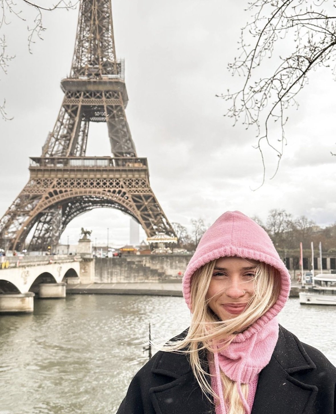 S Eiffelovou věží, kterou také navštívila.