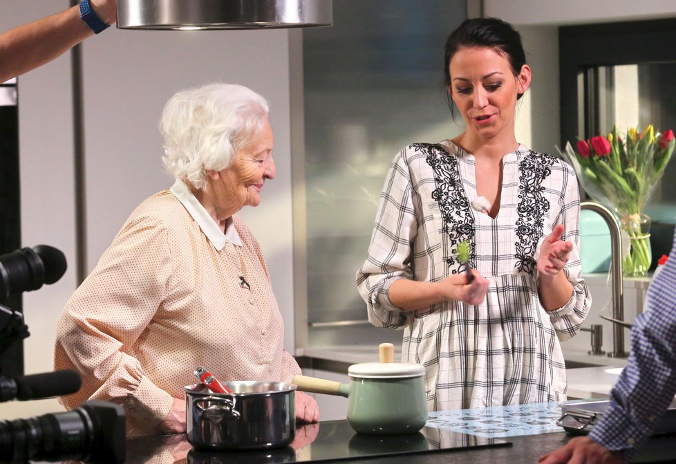 Agáta Prachařová vaří doma s babičkou.