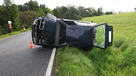 Řidič u Prachatic nezvládl zatáčku: Škodovka skončila na boku!