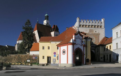 Prachatice zdobí starobylé hradby.