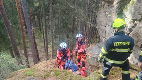 Záchranná akce byla náročná a každý krok musel být pečlivě naplánovaný. Do akce letěl vrtulník.