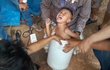 Nezbedný chlapec (5) byl zachráněn poté, co se během kanadského žertíku v severovýchodním Thajsku zasekl v pračce.