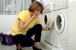 Pračka má závadu a vy nevíte, jak ji opravit? Kontaktujte reklamační oddělení, mělo by zajistit odovoz spotřebiče.