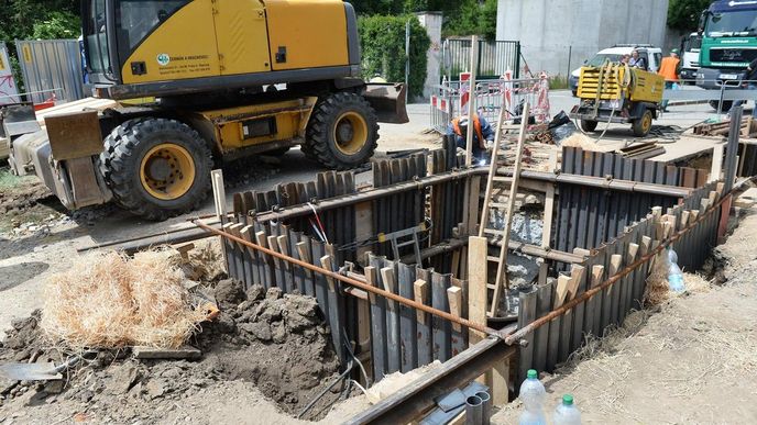 Pracovníci Pražských vodovodů a kanalizací (PVK) pokračovali ve zkoumání slepého ramene vodovodní sítě, které zřejmě zavinilo kontaminaci vody v pražských Dejvicích a Bubenči.