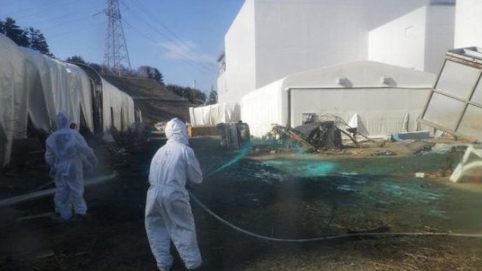 pracovníci v jaderné elektrárně Fukušima používají sprej z pryskyřice k zmírnění následků havárie