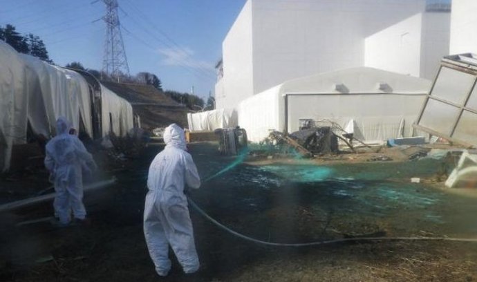 pracovníci v jaderné elektrárně Fukušima používají sprej z pryskyřice k zmírnění následků havárie