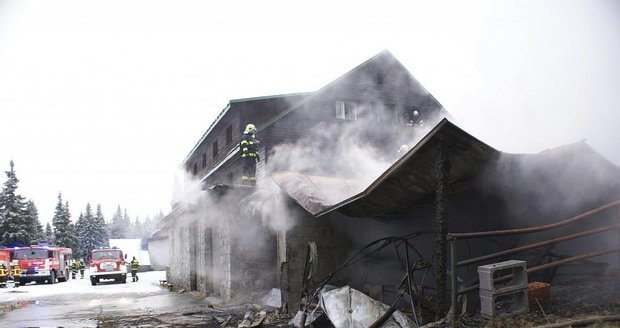 Pod Pradědem hoří chata Barborka, škody budou statisícové
