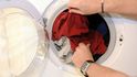 Pračky v prádelnách jsou mnohdy objemnější, a tak je možné najednou vyprat i to, co by člověk pral v běžné pračce nadvakrát.