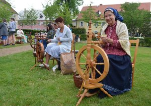 Přadlena Irena Děcká ukazuje historické řemeslo též pravidelně ve frenštátském muzeu se skanzenem.