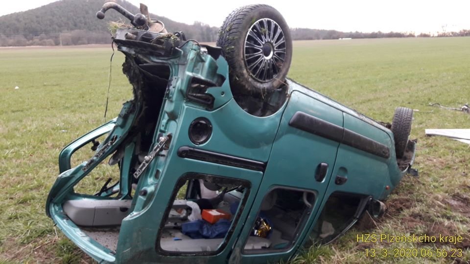 Srážka renaultu s BMW u obce Prádlo si vyžádala čtyři zraněné.
