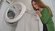 Až 73 procent britských žen prý doma obstarává veškeré praní prádla. Genderová rovnoprávnost se během koronakrize vrátila o padesát let zpátky, tvrdí průzkum deníku The Guardian.
