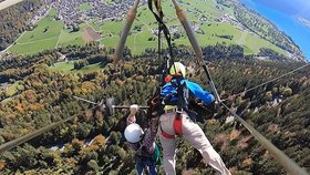 Děsivé záběry: Slavný youtuber visel při paraglidingu kilometr nad zemí! Pilot ho zapomněl připoutat