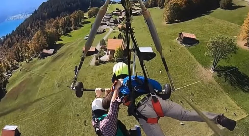 Děsivé záběry: Slavný youtuber visel při paraglidingu kilometr nad zemí! Pilot ho zapomněl připoutat