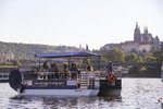 Pivní loď na Vltavě.