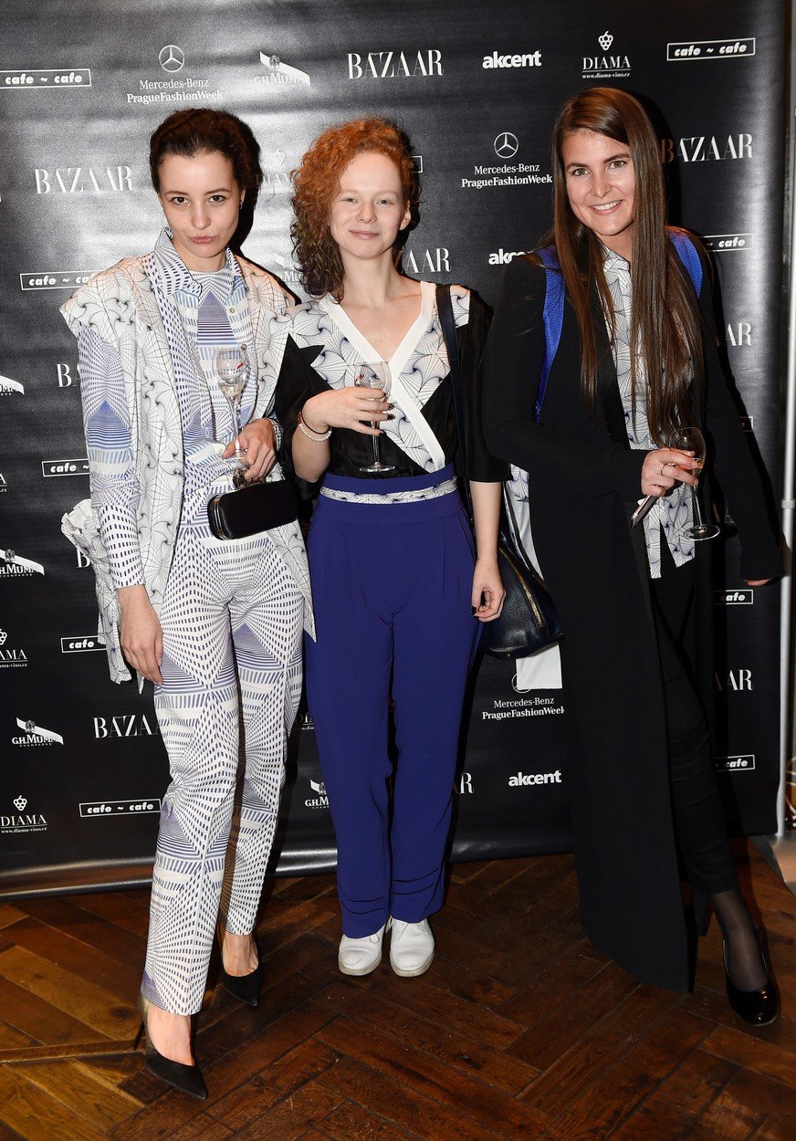 Anna Linhartová (uprostřed) na zahájení Prague Fashion Week 2017