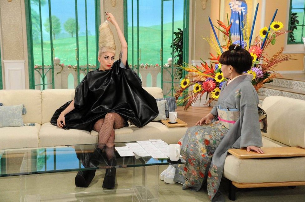 Hirono v Praze předvedla i svůj ikonický model, který původně stvořila pro kontroverzní zpěvačku Lady Gaga.