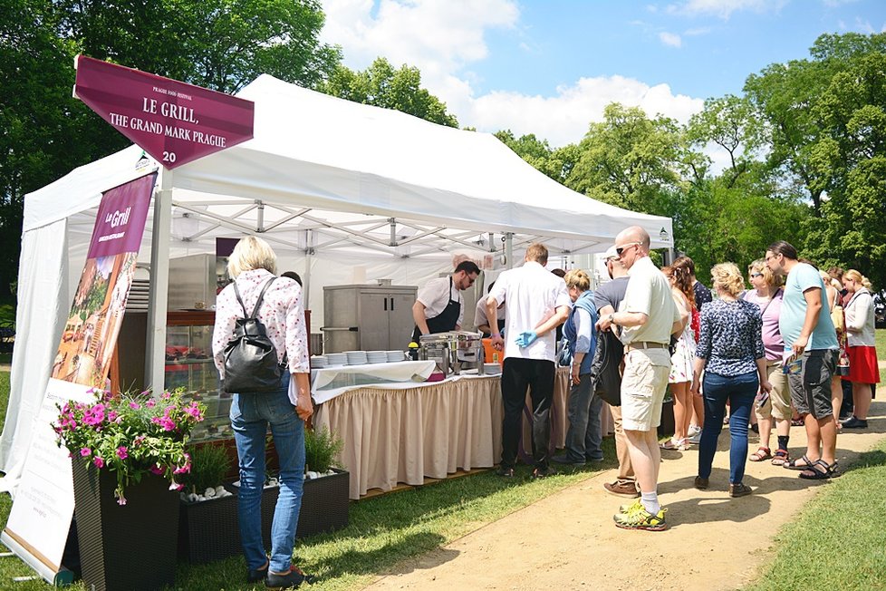 Prague Food Festival nabízí možnost ochutnat jídla z 22 vyhlášených restaurací.