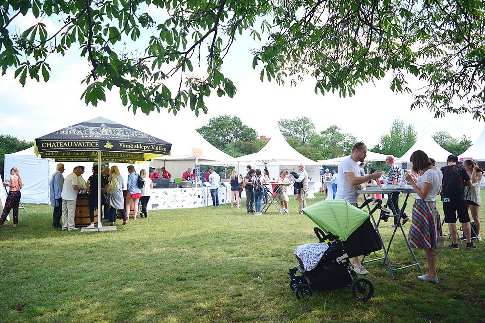 Prague Food Festival nabízí možnost ochutnat jídla z 22 vyhlášených restaurací.