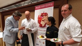 Organizátor Prague food festivalu Michael Maurer ochutnává výtvory šéfkuchařů