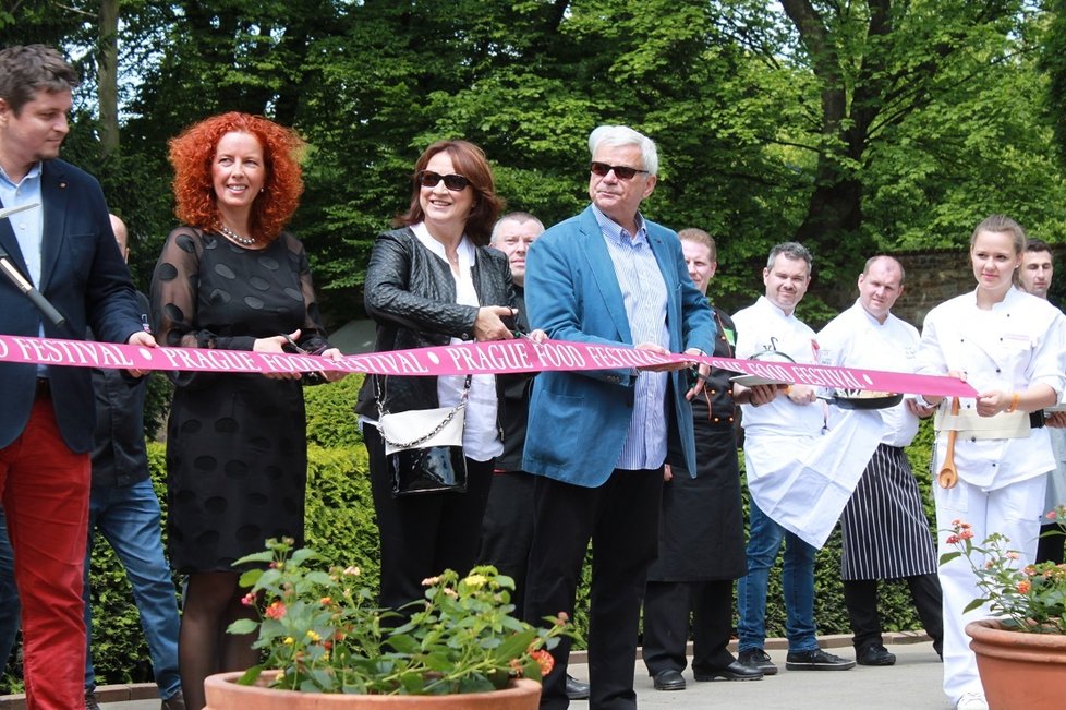 Přestřihnout pásku a slavnostně zahájit ix. ročník Prague Food festivalu přišli i Zlata Adamovská a Petr Štěpánek