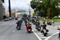 Drsňáci a Prague Harley Days: Městem se prohnalo kolem 800 motorek. Pozdravil i prezident Pavel