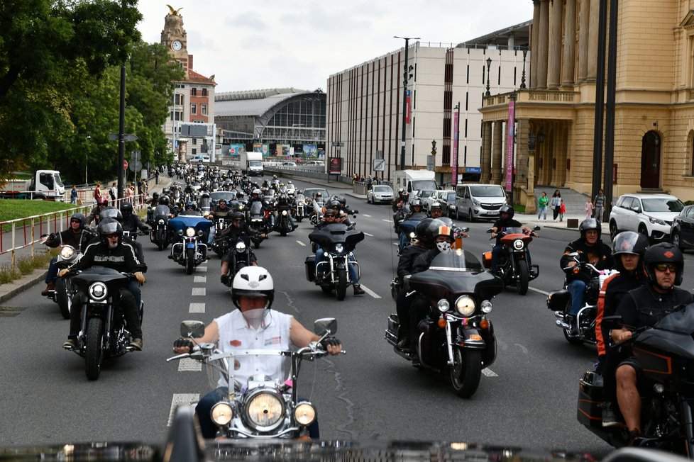 V roce 2023 se slavná značka Harley-Davidson dočkala 120 let od svého založení. V rámci Prague Harley Days byla součástí oslavy i spanilá jízda stovek mašin historickým centrem Prahy. (2. září 2023)