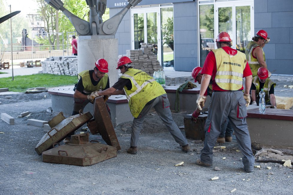 Dělníci Metrostavu při opravě zfušované stavby jedné z budov v komplexu Prague Marina