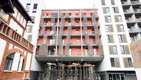 Lidé se mohou nastěhovat zpět do svých luxusních bytů, které v komplexu Prague Marina podepírají železné sloupy. Jejich bydlení je (prý) už bezpečné