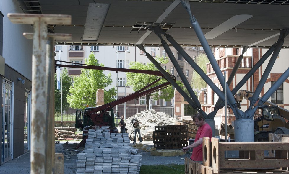 Na vině narušené statiky komplexu Prague Marina byly zkřívané pilíře