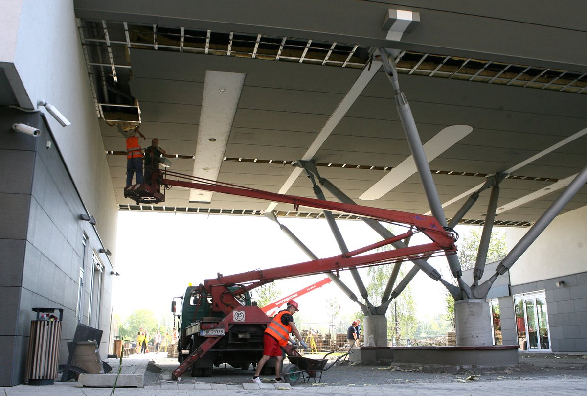 Zajišťování podpěr zahájil Metrostav okamžitě.