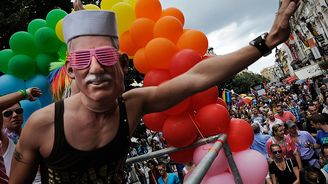 FOTOGALERIE: V průvodu Prague Pride se objevil pravý Paroubek i nepravý Klaus