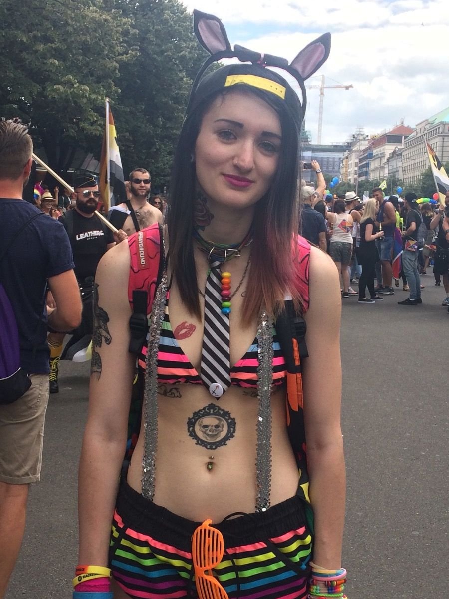 Prague Pride z Václavského náměstí na Letnou šla i Lenka v roztomilém kostýmku.