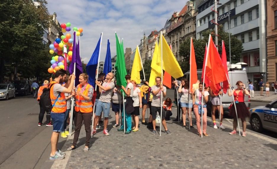 V čele Prague Pride půjde Martin s přáteli, kteří drží barevné vlajky tak, aby z nich vytvořili duhu.