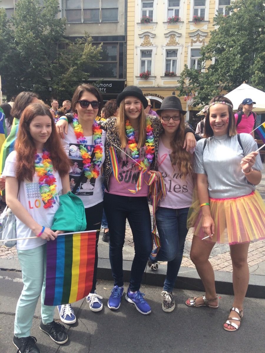 Prague Pride se rozjíždí. Na Václavák přišly holky s vlaječkami, průvodu se nemohou dočkat.