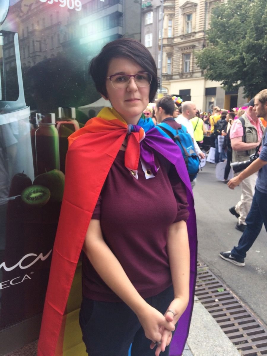 Redaktorka na Václaváku si během průvodu Prague Pride povídala s účastníky průvodu.