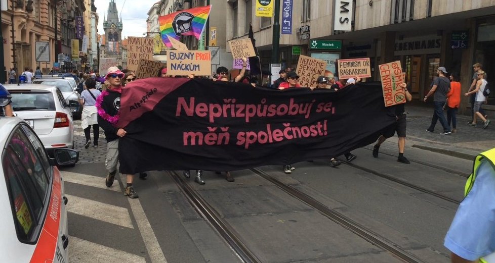 V průvodu Prague Pride pochodovalo na 40 tisíc lidí.