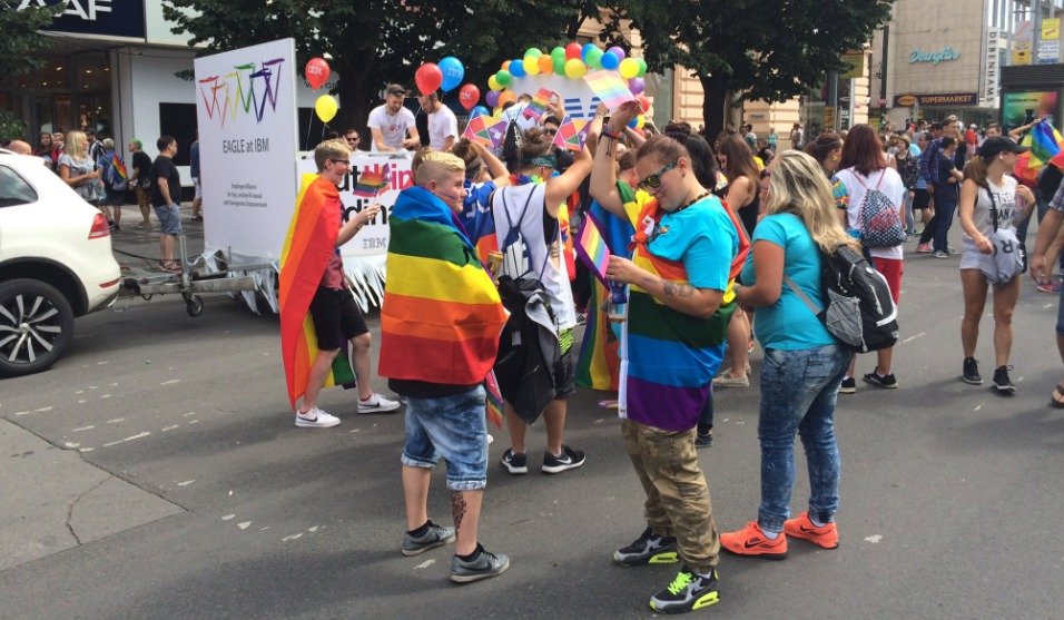 Někdo si Prague Pride fotí zpovzdálí, jiní si ho úžívají plnými doušky.