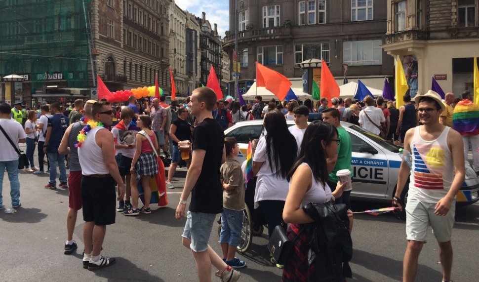 Někdo si Prague Pride fotí zpovzdálí, jiní si ho úžívají plnými doušky.