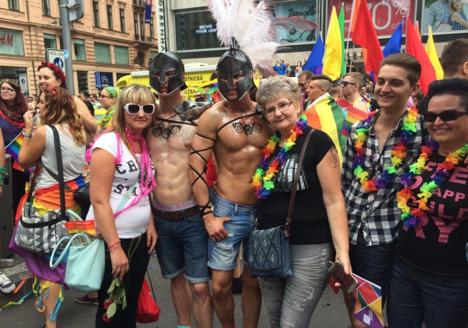 Někdo si Prague Pride fotí zpovzdálí, jiní si ho úžívají plnými doušky.