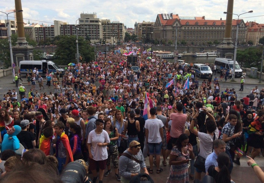 Průvod na Čechově mostě. Účast je letos rekordní! Až 40 tisíc lidí.