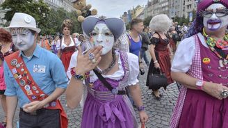 Prahou prošel průvod Prague Pride, na Letné je 40 tisíc lidí