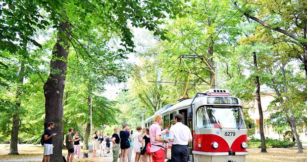 Prahou projela duhová tramvaj, která opět po roce vzbudila v ulicích metropole rozruch. Obnažení muži vyskakovali z vozu a lítali po perónu jako splašení.