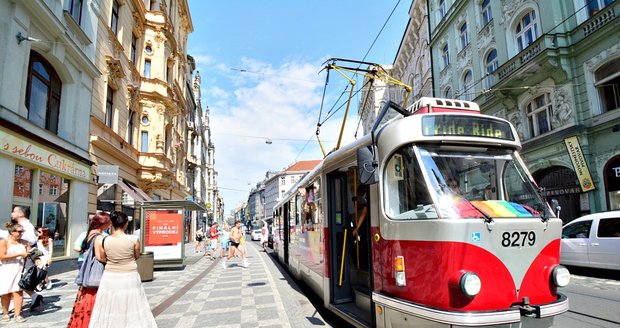 Prahou projela duhová tramvaj, která opět po roce vzbudila v ulicích metropole rozruch. Obnažení muži vyskakovali z vozu a lítali po perónu jako splašení.