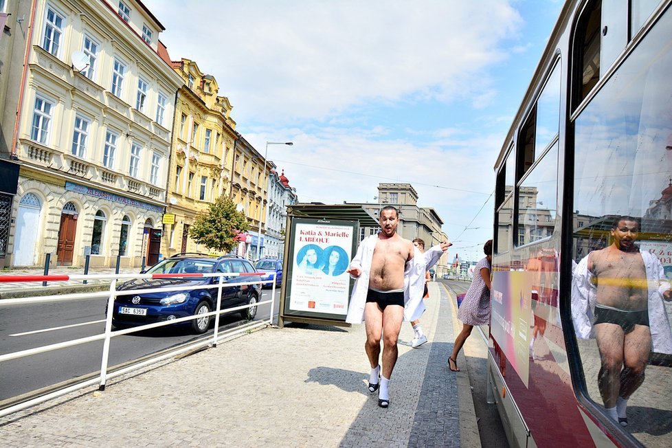 Prahou projela duhová tramvaj, která opět po roce vzbudila v ulicích metropole rozruch. Obnažení muži vyskakovali z vozu a lítali po perónu jako splašení.