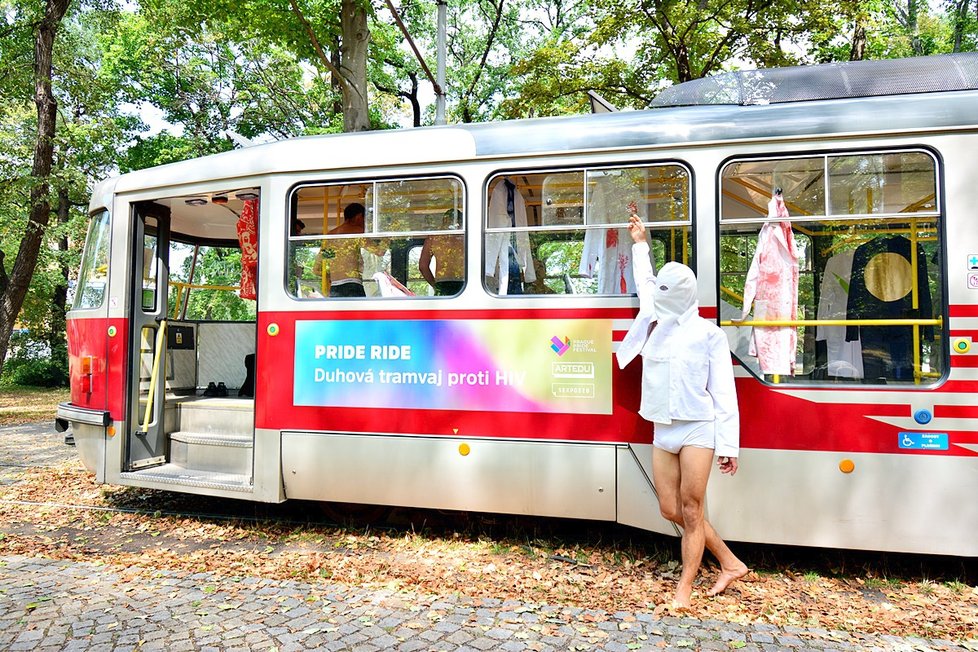 Prahou projela duhová tramvaj, která opět po roce vzbudila v ulicích metropole rozruch. Obnažení muži vyskakovali z vozu a lítali po perónu jako splašení.