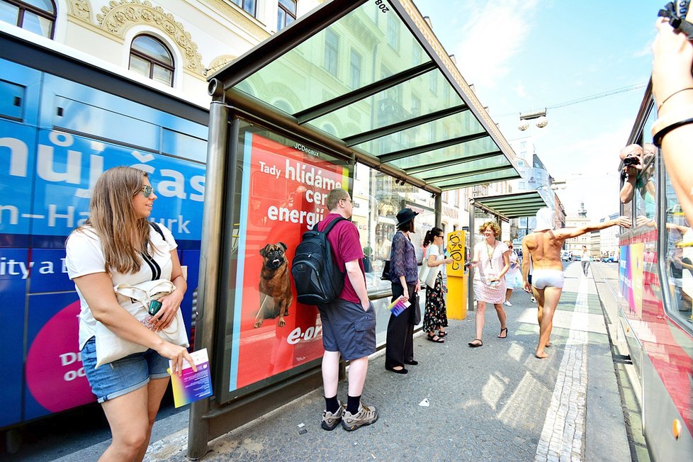 Prahou projela duhová tramvaj, která opět po roce vzbudila v ulicích metropole rozruch. Obnažení muži vyskakovali z vozu a lítali po perónu jako splašení.